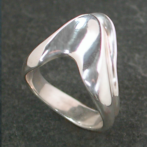 A swooping design on the layers of this sterling silver ring shine with a high polish.